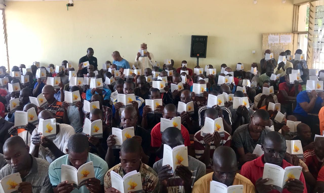 Imagem de capa - Em Moçambique, detentos recebem exemplares do livro “O Espírito Santo”